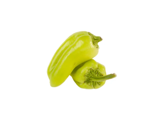 Δύο πράσινες πιπεριές απομονωθεί σε λευκό φόντο — Φωτογραφία Αρχείου