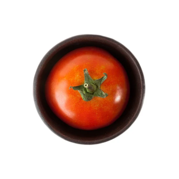 Rode tomaten in een klei-kopje geïsoleerd op witte achtergrond — Stockfoto