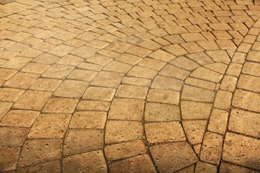 Kaldırım su ile parke taşı ile döşeli grunge içinde damla