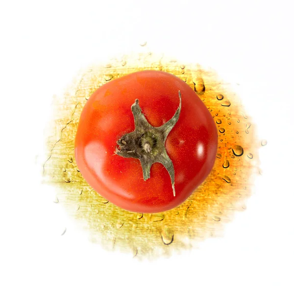 Ντομάτα κόκκινο στο κίτρινο με σταγόνες νερό απομονωθεί σε λευκό — Φωτογραφία Αρχείου