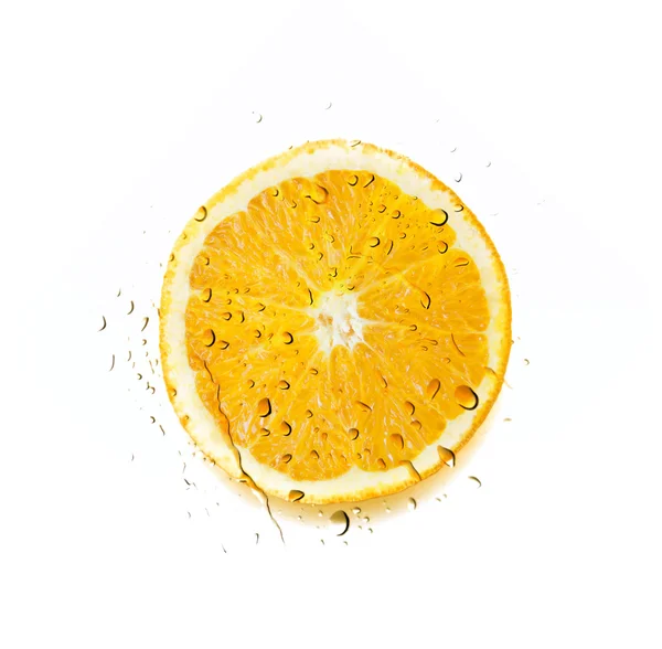 Salpicadura de agua sobre naranja rebanada aislada sobre fondo blanco — Foto de Stock