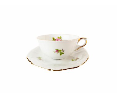 Beyaz porselen çay fincanı ve tabağı beyaz arka plan üzerinde izole gül desenli