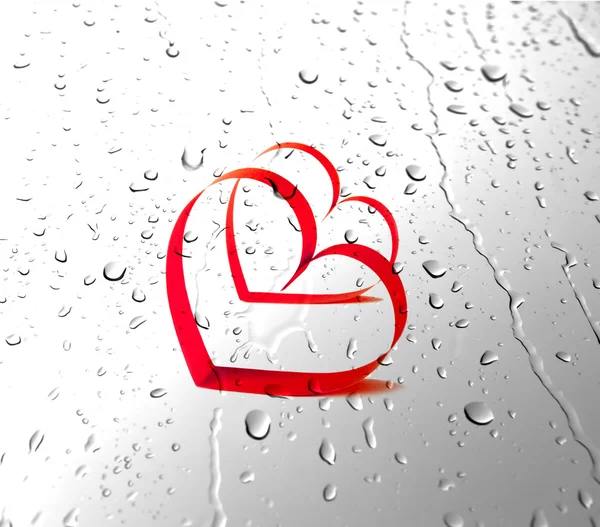 水滴背景に二つの赤い紙の心 — ストック写真