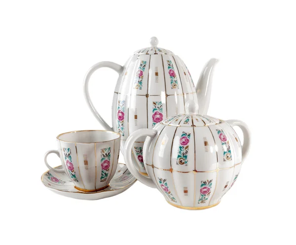 Bule de porcelana, xícara de chá e tigela de açúcar com ornamento de rosas florais em estilo retro isolado sobre fundo branco — Fotografia de Stock