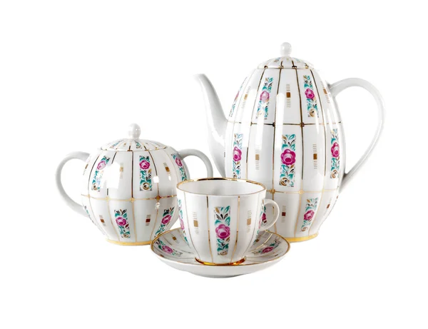 Tetera de porcelana, taza de té con platillo y azucarero con adorno de rosas florales en estilo retro aislado sobre blanco — Foto de Stock