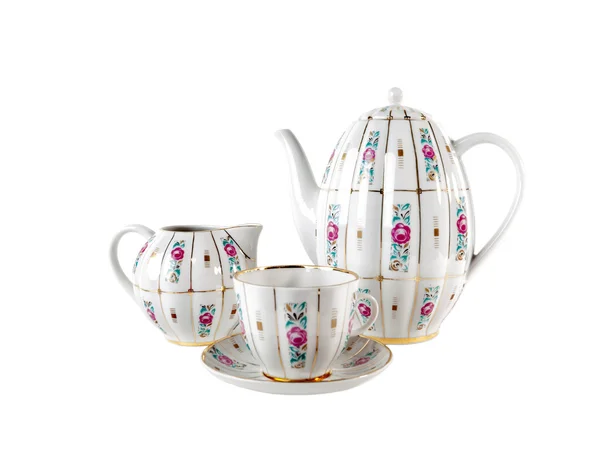 Bule de porcelana, xícara de chá e pires com ornamento de rosas florais em estilo retro isolado em branco — Fotografia de Stock