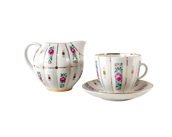 Salsa de Porcelana Barco, taza de té y platillo con adorno de rosas y oro en estilo retro aislado en blanco . — Foto de Stock