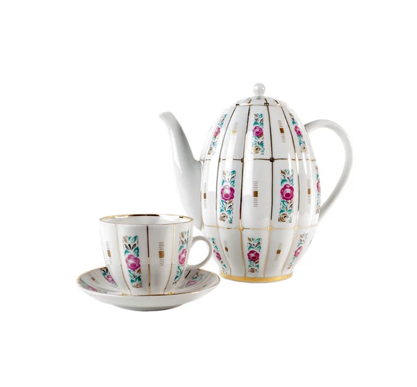 Bule de porcelana, xícara de chá e pires com ornamento de rosas florais em estilo retro isolado sobre branco — Fotografia de Stock