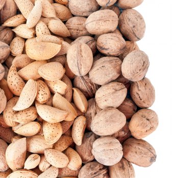 Soyulmamış ceviz ve badem beyaz arka plan üzerinde izole