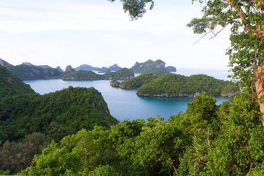 Denize ve gökyüzüne bak