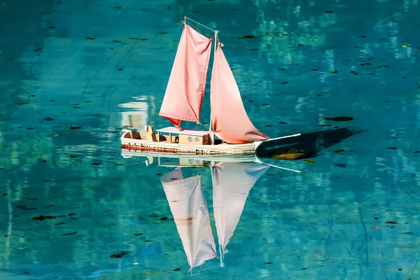 Csónak játék koszos vízben — Stock Fotó