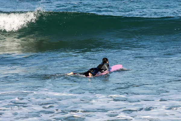 Surfistas en el camino al mar — Foto de Stock