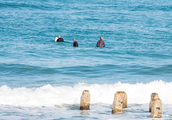 Surfistas en el camino al mar — Foto de Stock