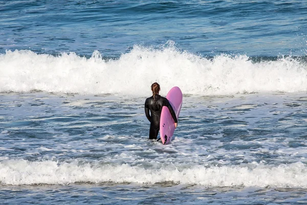 Surfistas en el camino al mar — Foto de Stock