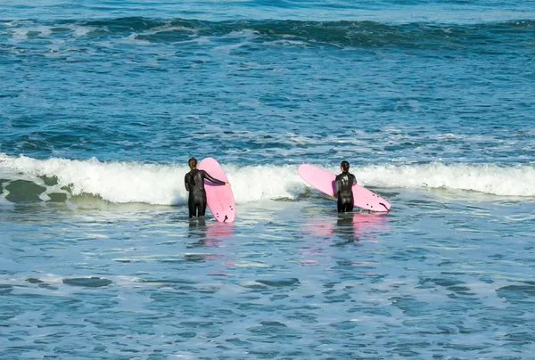 Surfistas en el camino al mar —  Fotos de Stock