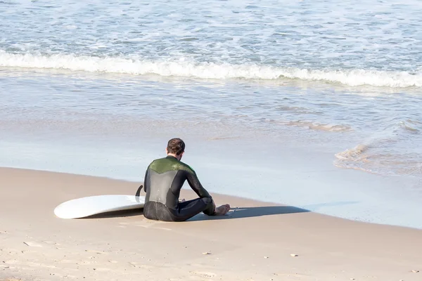 Surfistas en el camino al mar — Foto de Stock