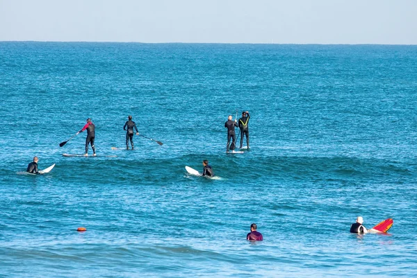 Surfistas en el camino al mar — Foto de Stock