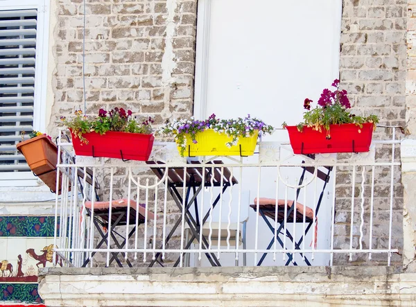 Balkon z doniczki — Zdjęcie stockowe