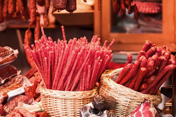 Колбасы на Рождественском рынке — стоковое фото