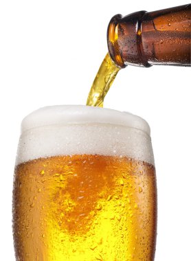 Cam içine dökme bira süreci.