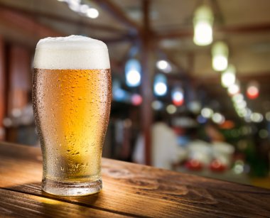 Cam cam bar tezgahında hafif bira.