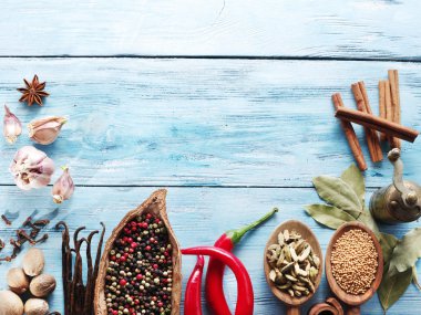 Eski ahşap masa üzerinde farklı baharatlar.