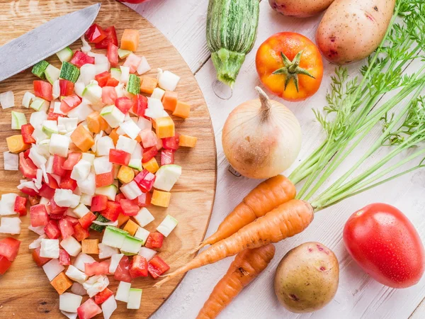 Fresh cut vegetables on the wooden chopping board. — Stock Photo, Image