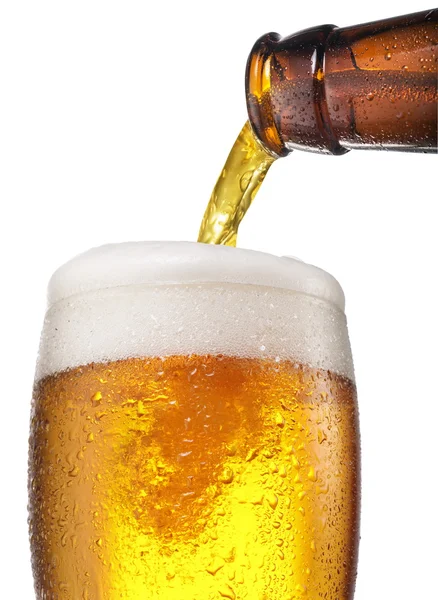 Процесс наливания пива в стакан . — стоковое фото
