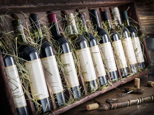 Botellas de vino en el estante de madera . — Foto de Stock