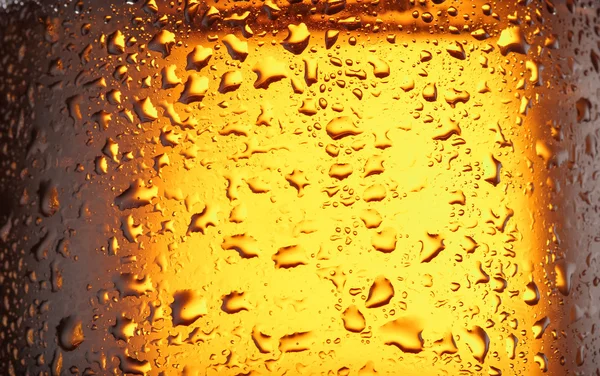 Vatten droppar på glas öl. På nära håll. — Stockfoto