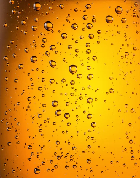 Gotas de agua en un vaso de cerveza. De cerca. . — Foto de Stock