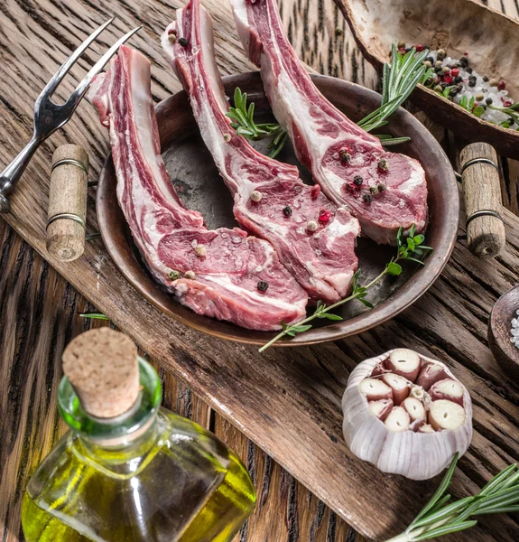 Chuletas de cordero crudas con ajo y hierbas . —  Fotos de Stock