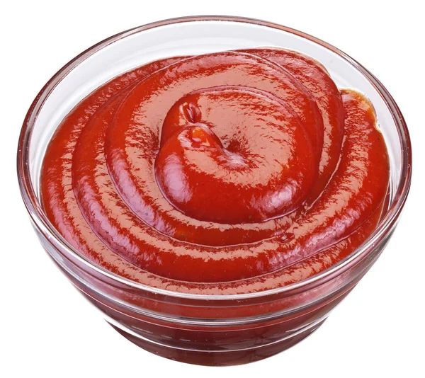 Tomatenketchup in de kleine kom. Bestand bevat uitknippaden. — Stockfoto