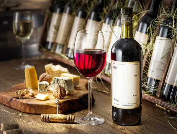 Botellas de vino en el estante de madera . — Foto de Stock