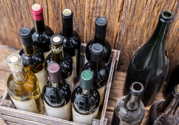 Botellas de vino en una caja de madera  . — Foto de Stock