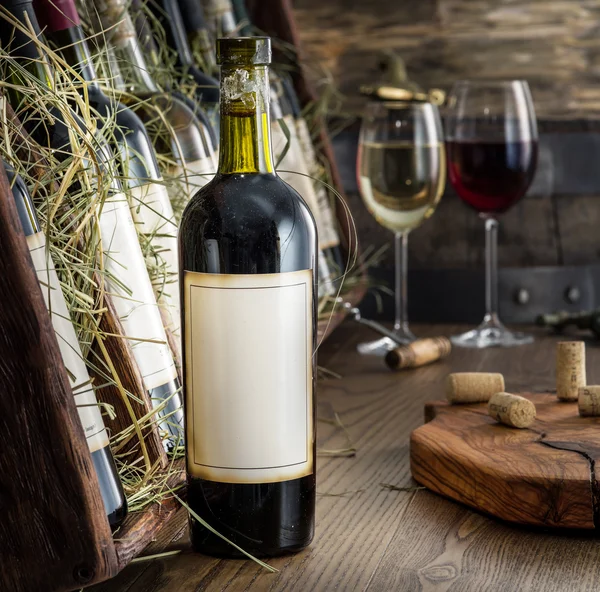 Botellas de vino en el estante de madera . — Foto de Stock