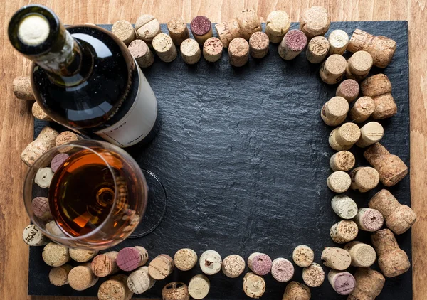 Tappi da vino disposti come cornice sulla tavola di grafite . — Foto Stock