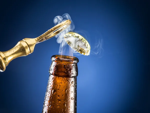 Apertura del tappo della birra con l'uscita del gas . — Foto Stock