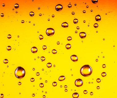 Su bardak bira üzerinde bırakır. Yakın çekim.