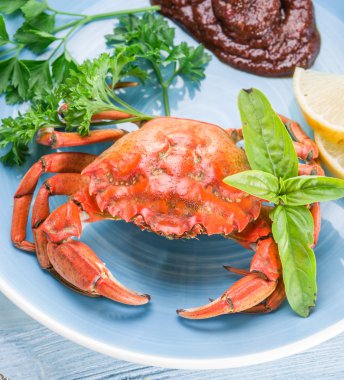 Limon ve otlar pişmiş Yengeç.