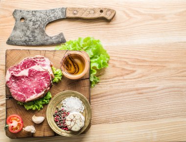 Eski ahşap tepsi baharatlar ile antrikot biftek.