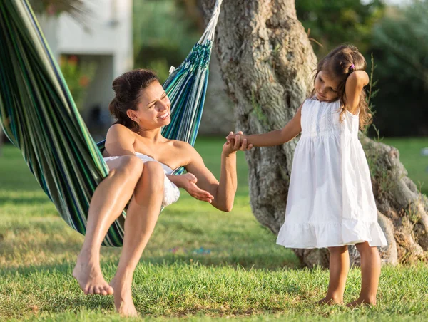 Mor och dotter vilar i sidan land. — Stockfoto