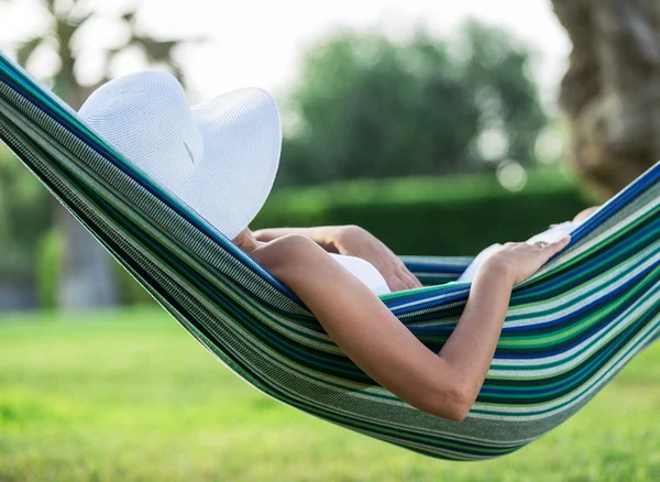 Ontspannen in de hangmat. Zomerdag. — Stockfoto