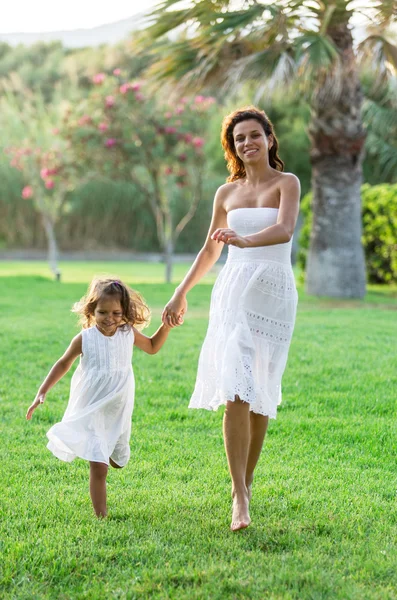 Mãe e filha estão descansando no campo . — Fotografia de Stock