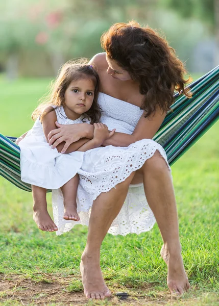 Mère et fille se reposent à la campagne . — Photo