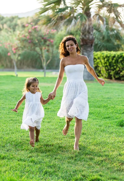 Mutter und Tochter ruhen auf dem Land. — Stockfoto