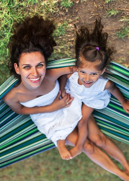 Mãe e filha estão descansando no campo . — Fotografia de Stock