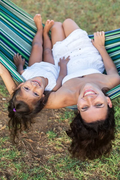 Mãe e filha estão descansando no campo . — Fotografia de Stock