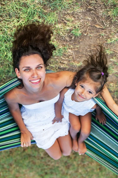 Mutter und Tochter ruhen auf dem Land. — Stockfoto