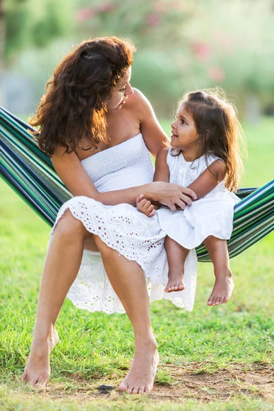 Mãe e filha estão descansando no campo . — Fotografia de Stock